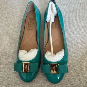 Salvatore Ferragamo
Vara Bow Accent Patent Leather Ballet Flats